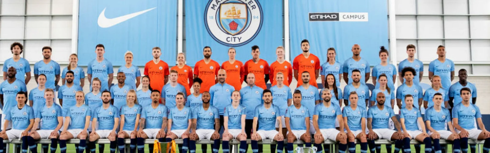 Manchester City Mannschaft mit Trophäen der Saison 2018/19 am Etihad Campus